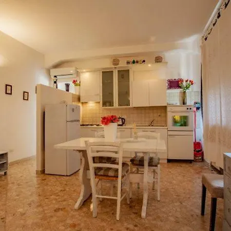Sleeps 3 Apartamento Olbia
